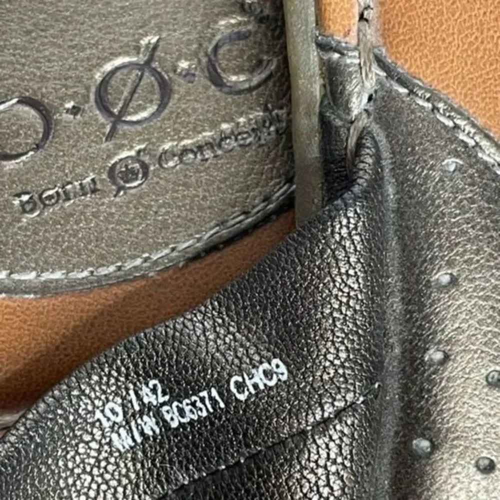 Born Brown Leather Thong Sandals‎